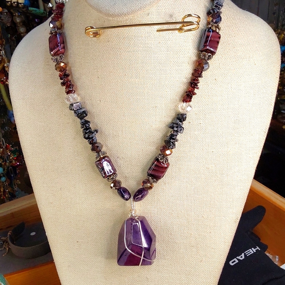Artisan necklace with over a 100 + carat tot wght amethyst, Glass and crystal - Picture 1 of 3